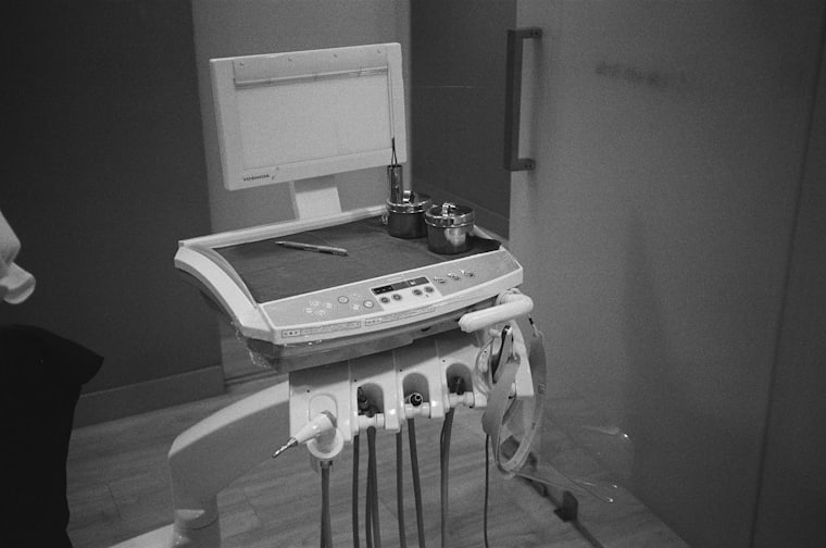 A treatment unit and hygiene instruments